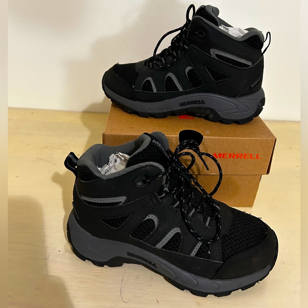 *LIKE NEW* Merrell kids hiking/winter boots, BIG KID size 13.5 US